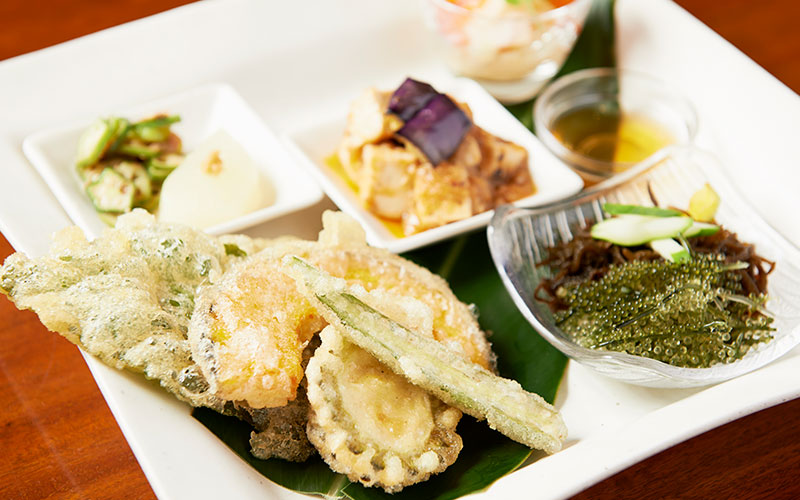旬の野菜の天ぷら、新鮮な海ぶどう…どれもおいしそうです