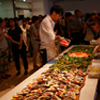 会場中央では堀田さんがfoodscape!の盛りつけ中