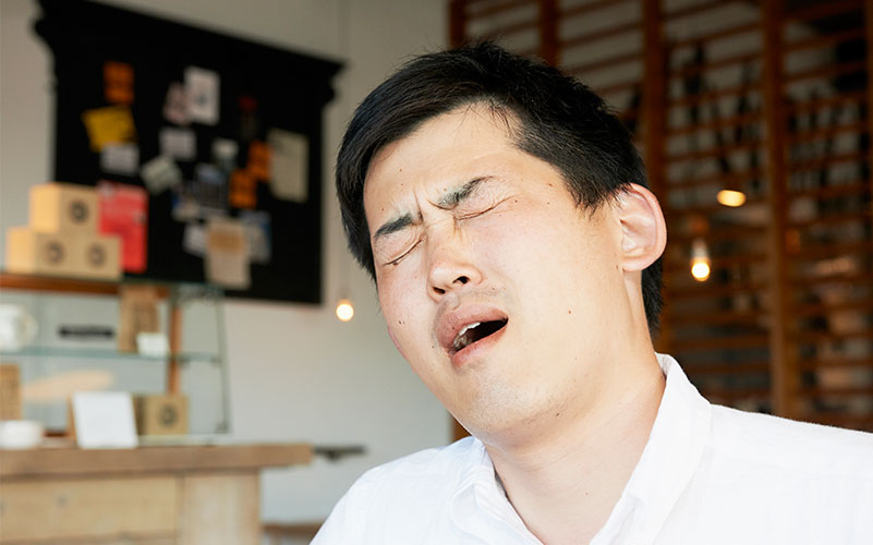 あまりのおいしさにのけぞる記者