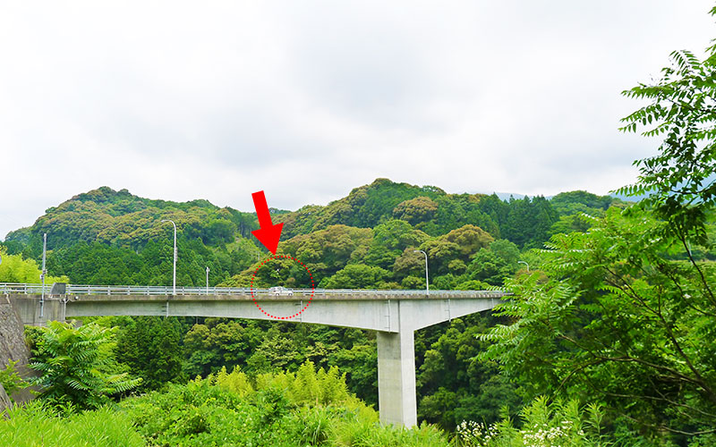 平成大橋を渡る取材班のちっちゃい車
