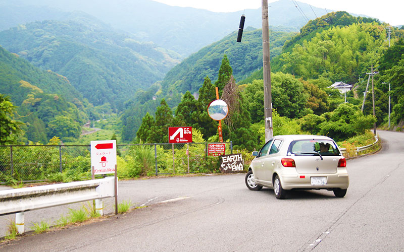 急カーブを目前にして怖じ気づく車