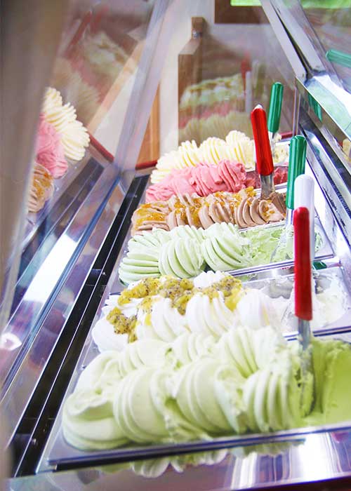 ケース内で色とりどりに並ぶ野菜と果物のジェラート