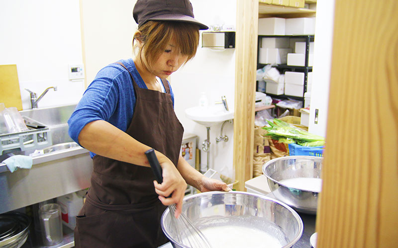 ジェラート材料の仕込みをする女性スタッフ