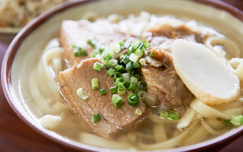 おいしい、ソーキ入り沖縄そば