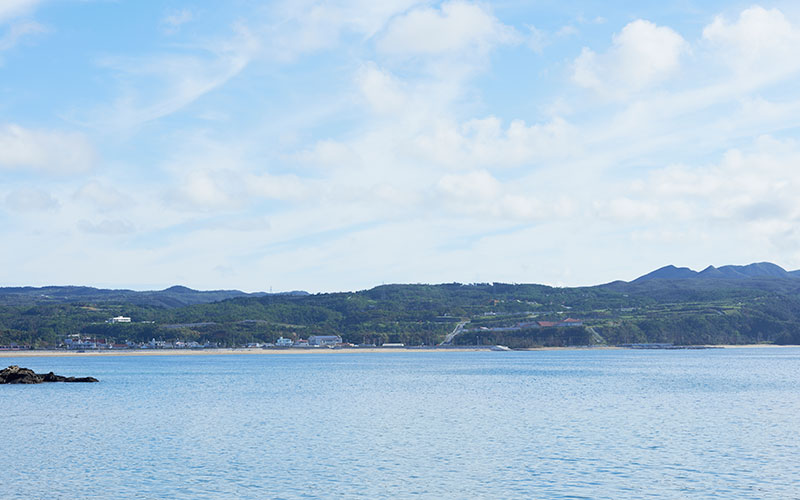 平良湾に面するカナンファームがある平良地区