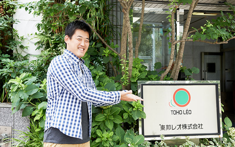 東邦レオさんの入り口でちょっと緊張しているMさん