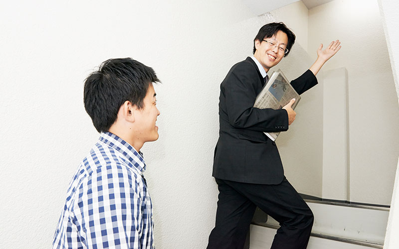 社内階段で階上へ案内してくださる熊原さん