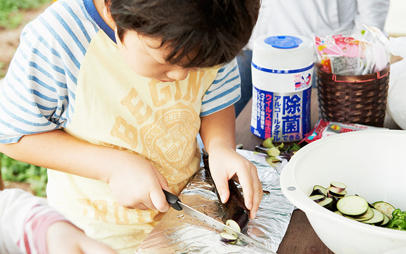 子供も包丁をもって丁寧に野菜をカットしています