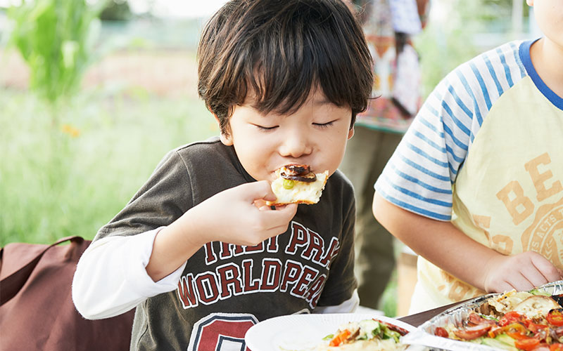 こちらも夢中で食べる子供