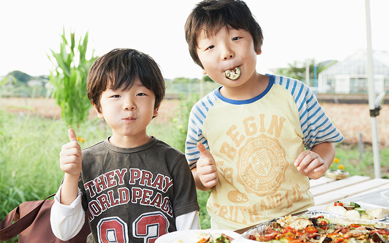 おいしい!に満足笑顔でポーズの子供たち