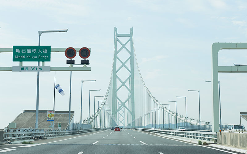 レンタカーで明石海峡大橋を渡っています!