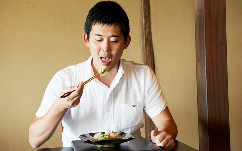 つづいて、パスタをいただく取材班のMさん