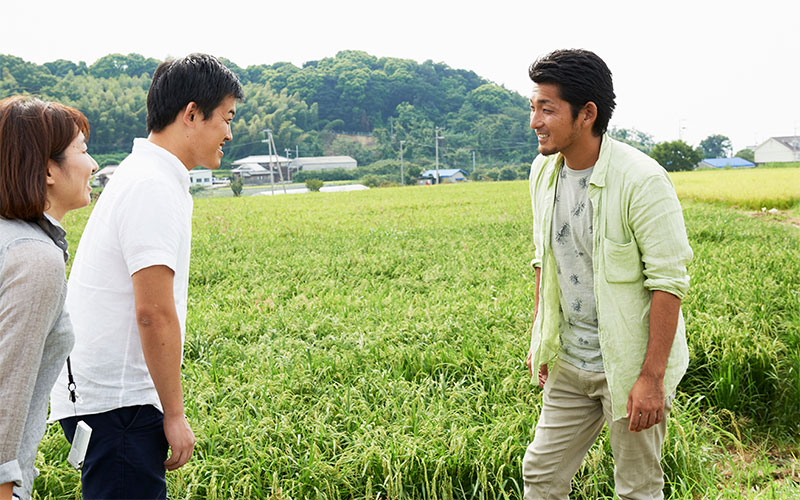 森農園を訪ね、森さんにご挨拶する取材班。「今日はよろしくお願いします」