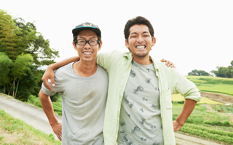 肩を組み、とびきりの笑顔の森さんと水野さん