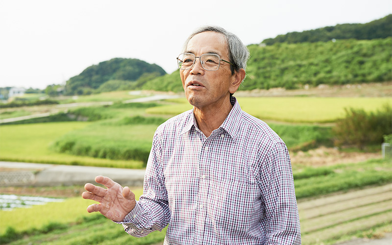 森さんや、貸し出している土地などの経緯について話す水田さん