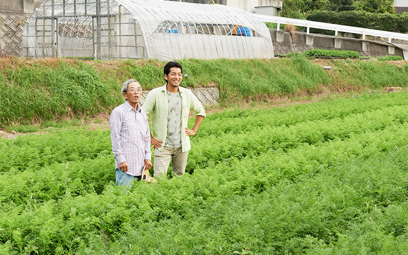 森さんとニンジン畑で話す水田さん。水田さんの表情もイキイキとしています