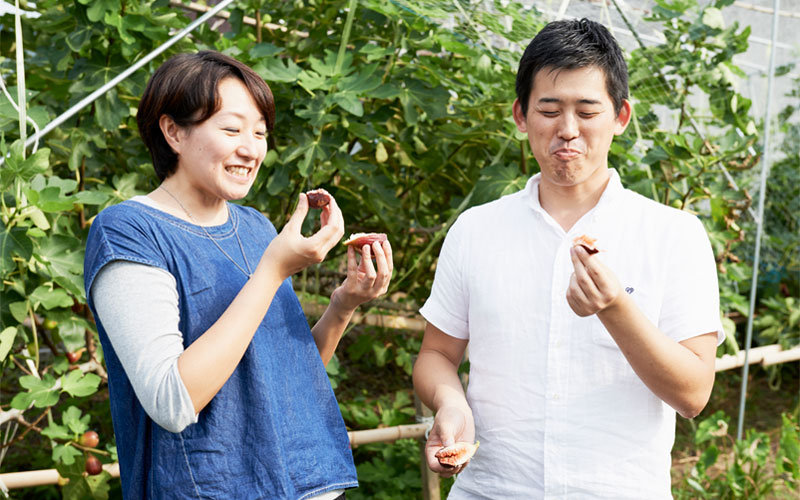 新鮮な完熟イチジクを食べて、その甘さとおいしさに大喜びの取材班