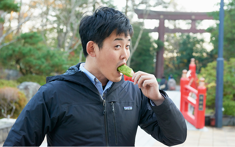 大きな口でずんだ餅をほおばるMさん