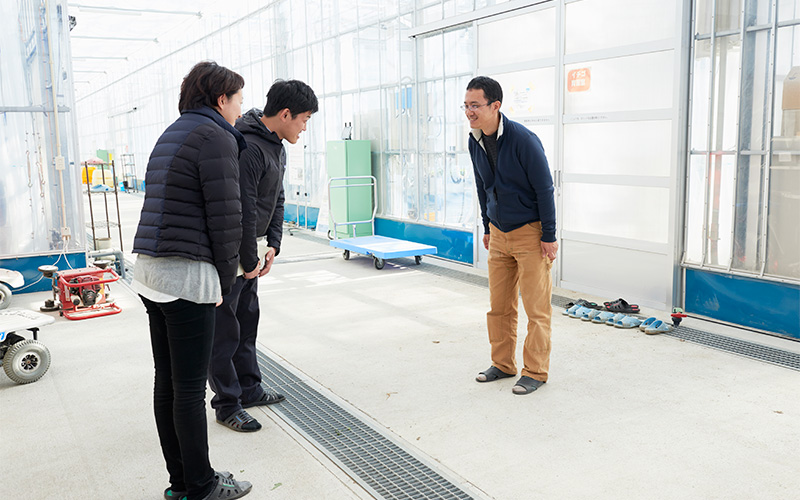 GRAの上田さんに挨拶する取材班