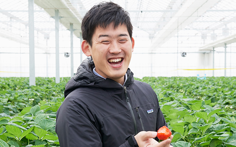 一口食べて、そのおいしさに笑顔があふれる取材班Mさん