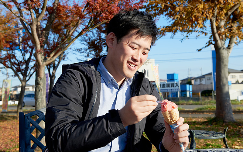 ジェラートを食べて笑顔いっぱいの取材班Mさん