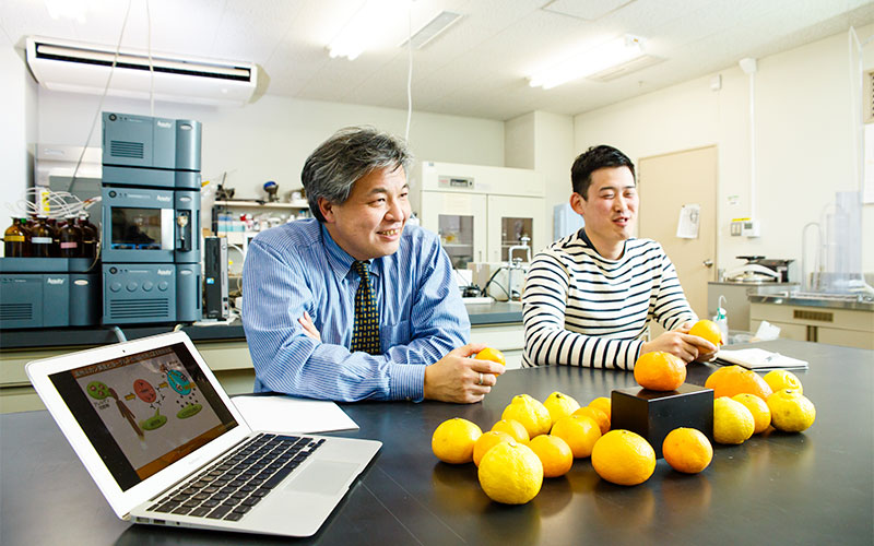 にこやかに話す菅原教授と取材班