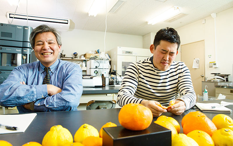 苦さに可をゆがめるM記者と、ハハハ、と笑う菅原教授