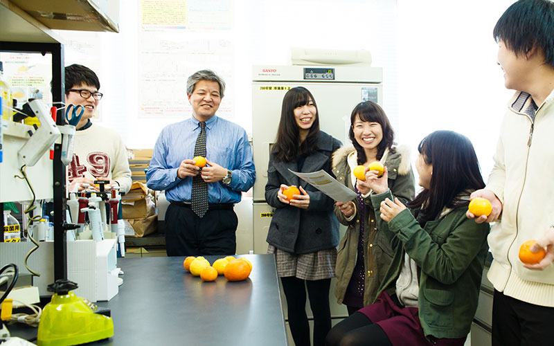 菅原教授と学生たち