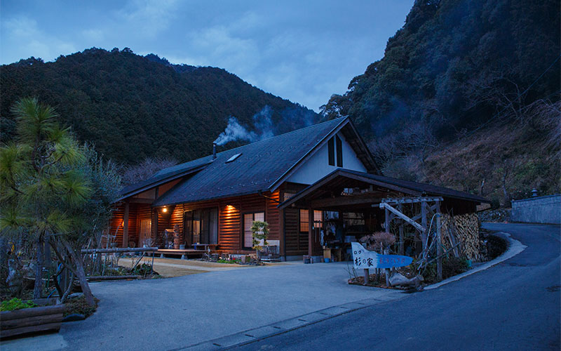 鬼北町の山間にたたずむログ杉の家