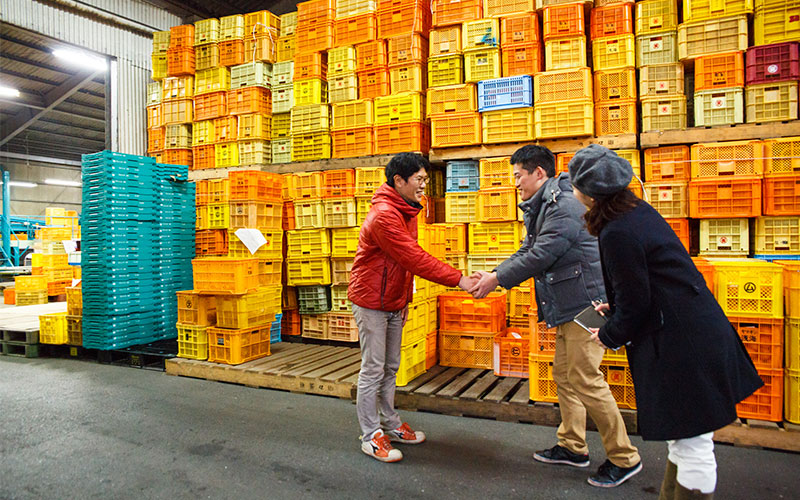 最盛期はこの全てのケースにミカンが詰め込まれるという、山積みのケースの前で初めましてのごあいさつ