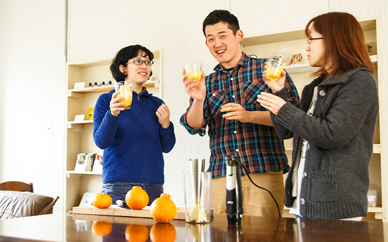 無茶々園さんでもハンドブレンダー稼動!?笑顔で試飲の写真です