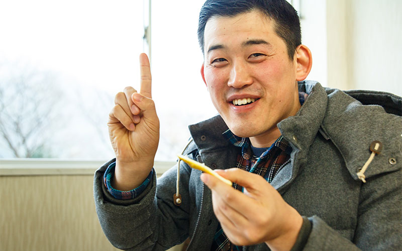 どれを食べてもナンバーワン、と人差し指を立てるM記者