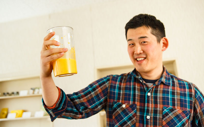 完成！と掲げるM記者。さて、お味は？