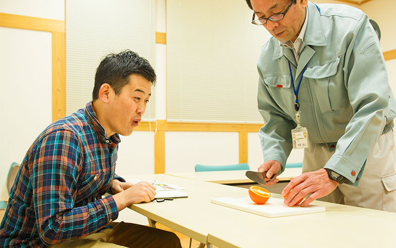 中田所長が、紅まどんなを用意してくださいました。喜び顔のM記者！