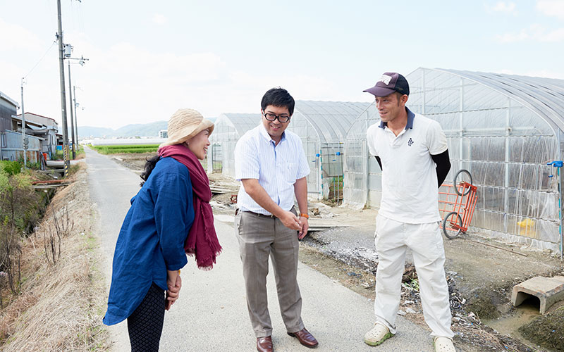 ハウスの入り口で爽やかな男性とご挨拶