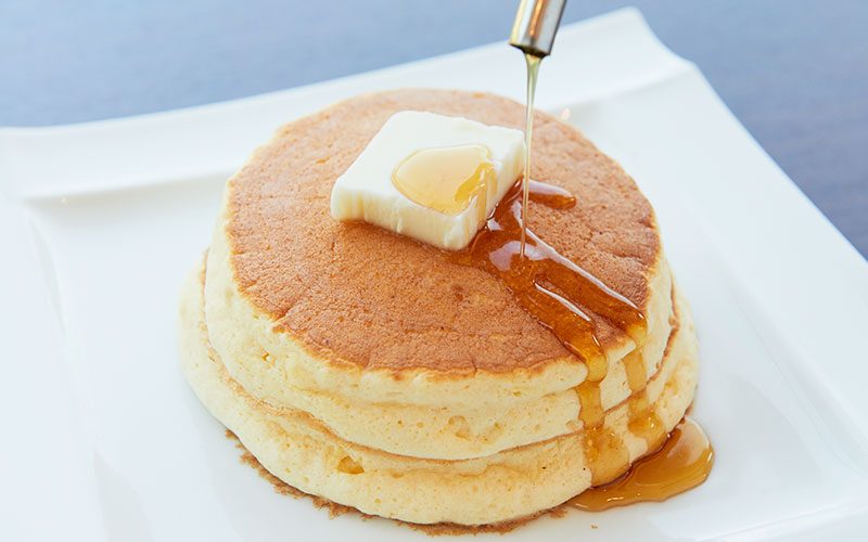 厚みたっぷり、バターとシロップがかかった、焼きたての…