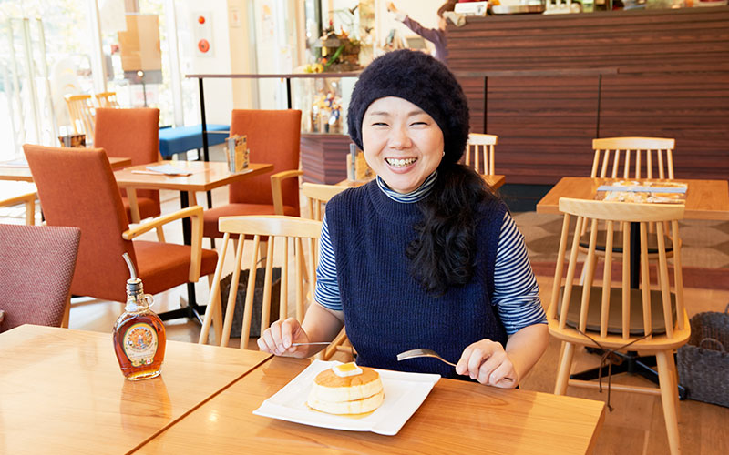 パンケーキを前に笑顔があふれるふじわらさん