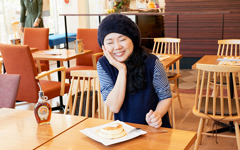 パンケーキを食べてうっとり…幸せいっぱいのふじわらさん