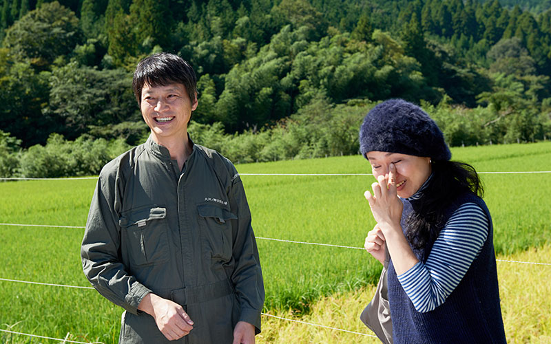 感極まるふじわらさんと、笑顔の小原さん