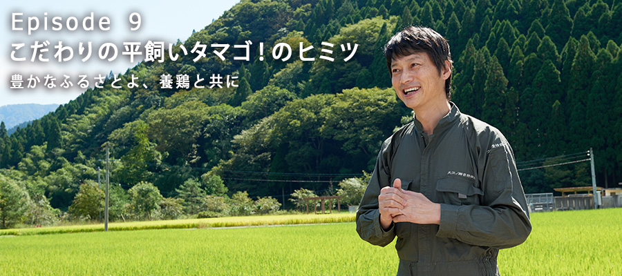 飼料米の田んぼ前の小原さん