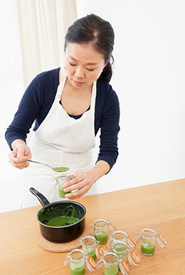 お好みの器に入れていく様子