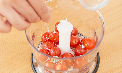 チョッパーにプチトマトと調味料を入れている様子