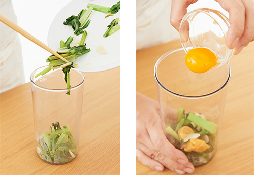 カップに小松菜などを入れる様子