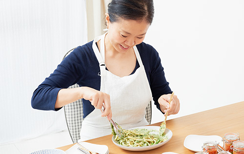 混ぜてからめて食べてね、と話すふじわらさん