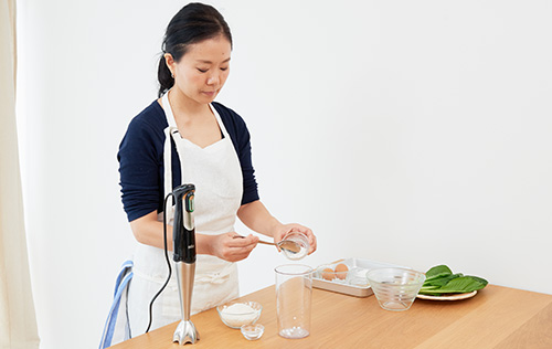粉類をカップに入れるふじわらみきさん