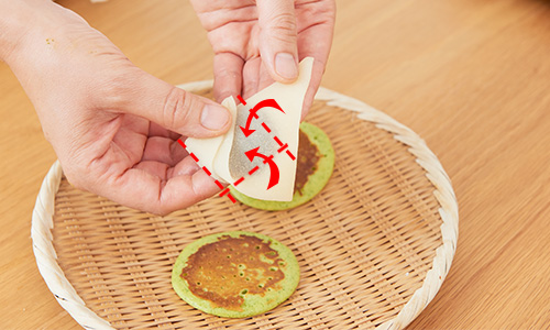 生八つ橋を折り畳む様子