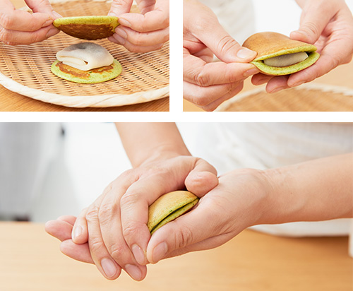 生八つ橋をはさみ、仕上げる様子
