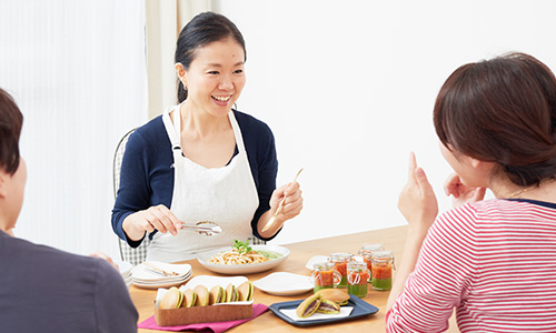 ふじわらさんと試食を楽しむ編集部の様子