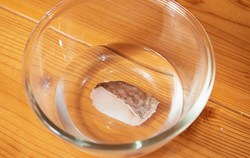 タラを塩水に浸けている様子