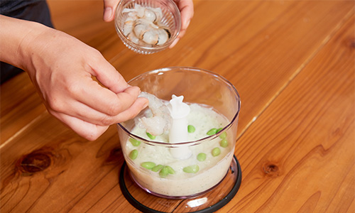 枝豆とエビを入れる様子